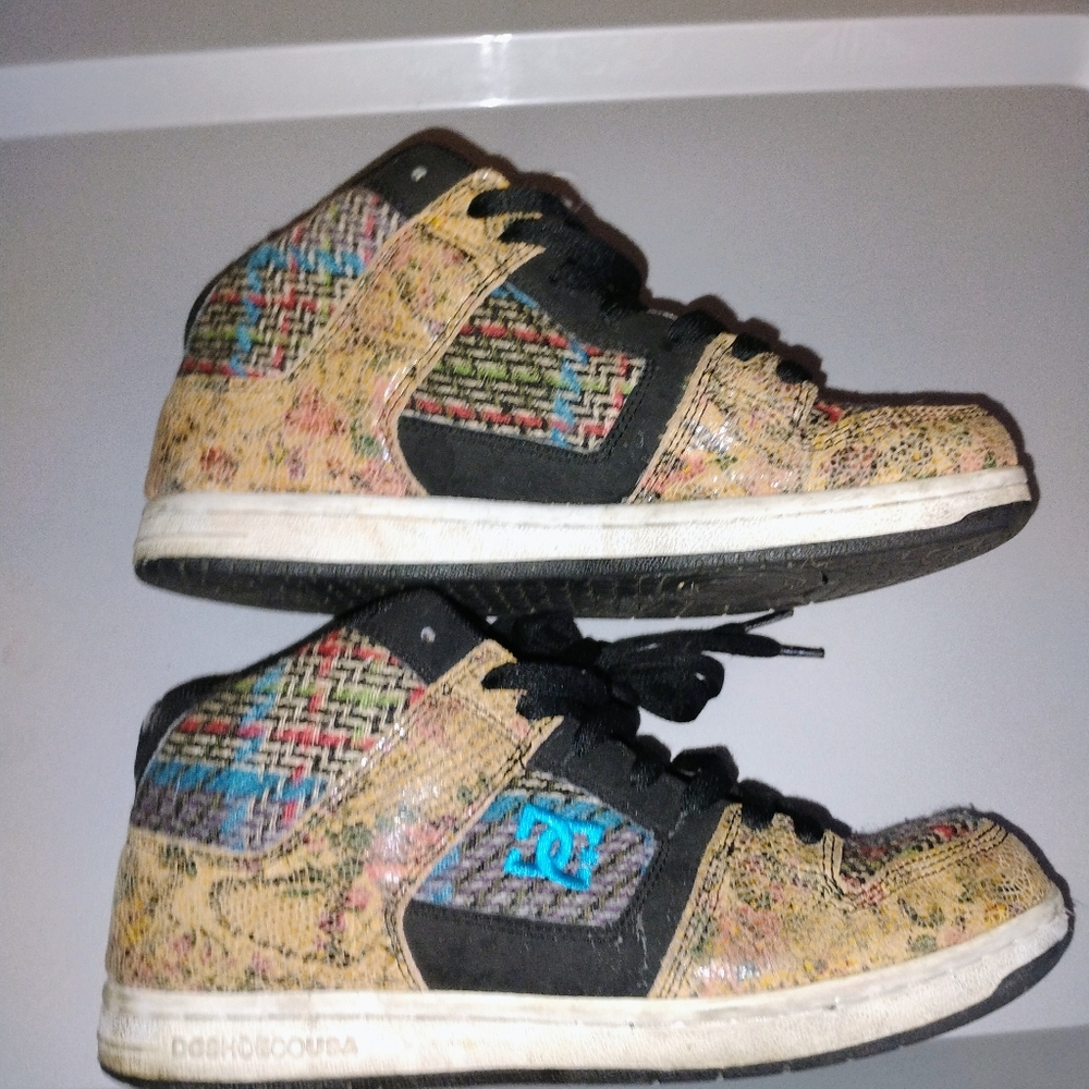 WOMEN'S 8 SIZE DC MULTI COLOR SNAKESKIN ROSE PATTERN SHOE